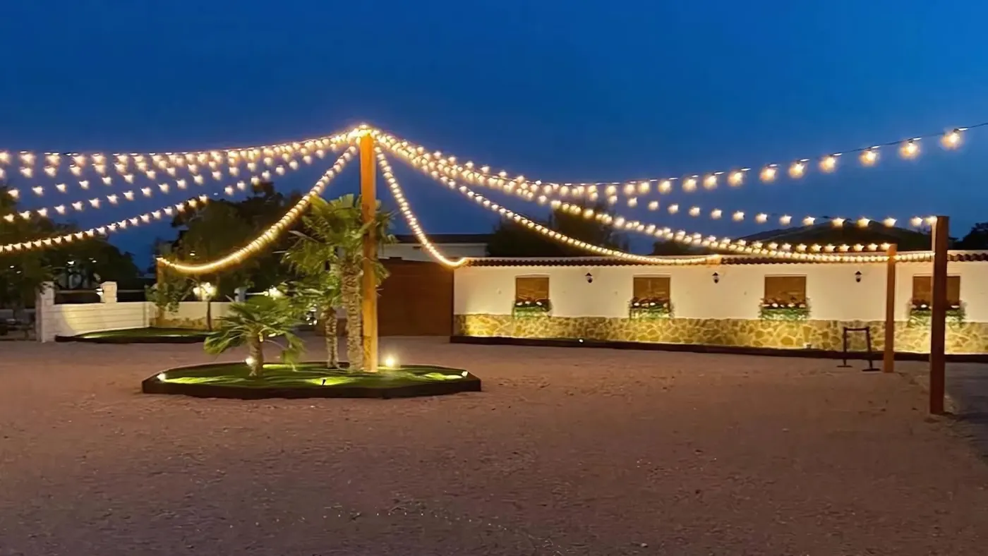 Finca de noche preparada para la fiesta de Nochevieja en Madrid